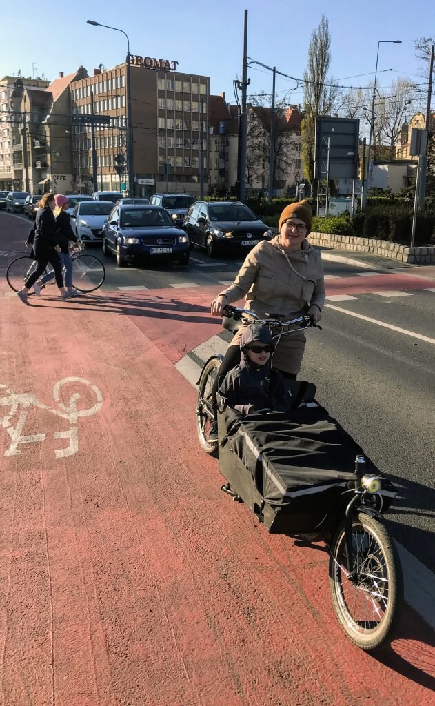Częściowo odwinięty pokrowiec osłania dzieciom nogi i brzuch